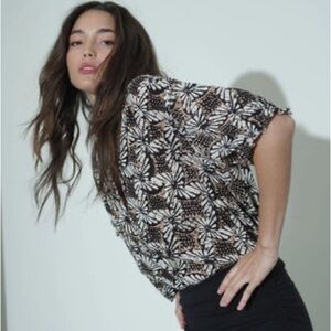 BNWT still in sealed bag! Stylish XIRENA “Cam” blouse in Tobacco Petal colorway